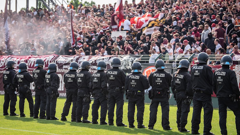 У Берліні під час заворушень на футбольному матчі постраждали 155 поліцейських