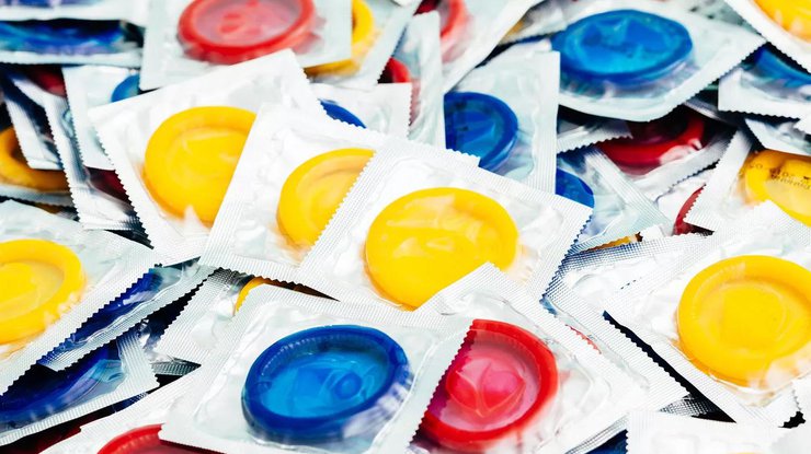 Презервативи захищають від вагітності та інфекцій