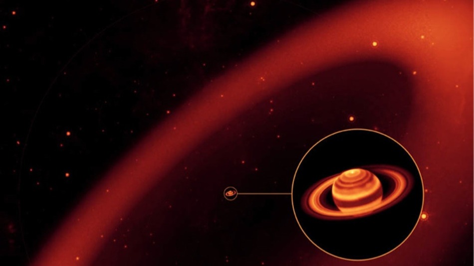 Кольцо по сравнению с Сатурном (в центре)