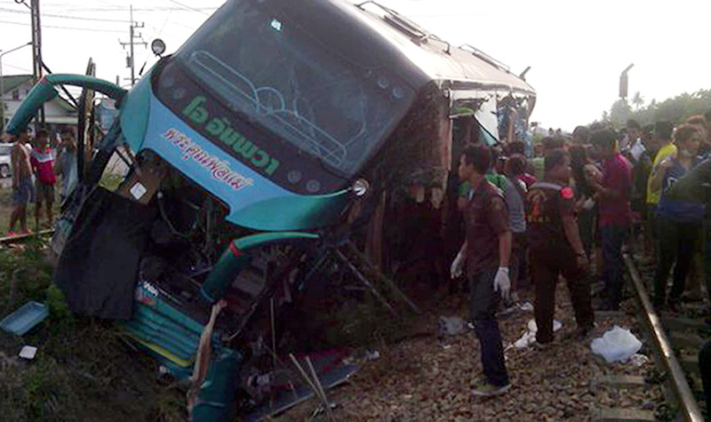 Поезд протаранил автобус в Таиланде