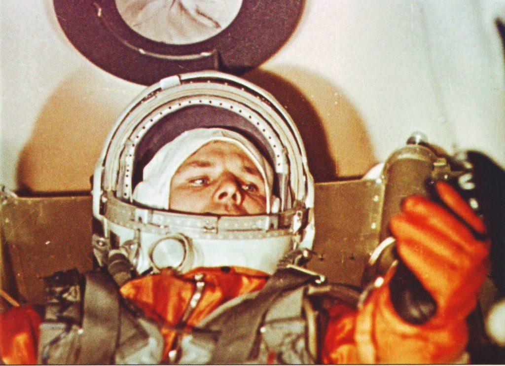 Юрий Гагарин готовится влететь на ракете в космическое пространство
