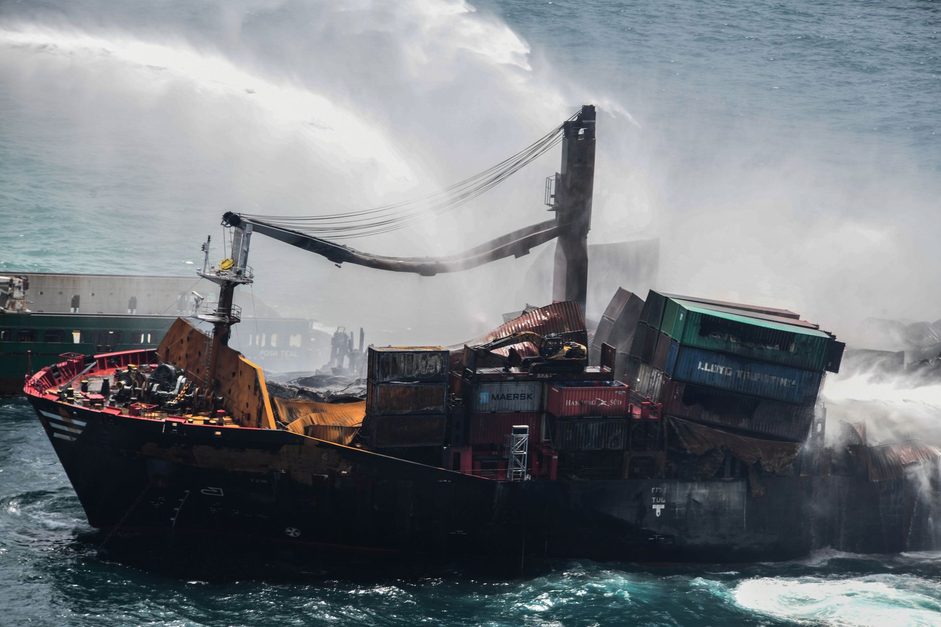 У берегов Шри-Ланки затонуло судно с десятками тонн химикатов