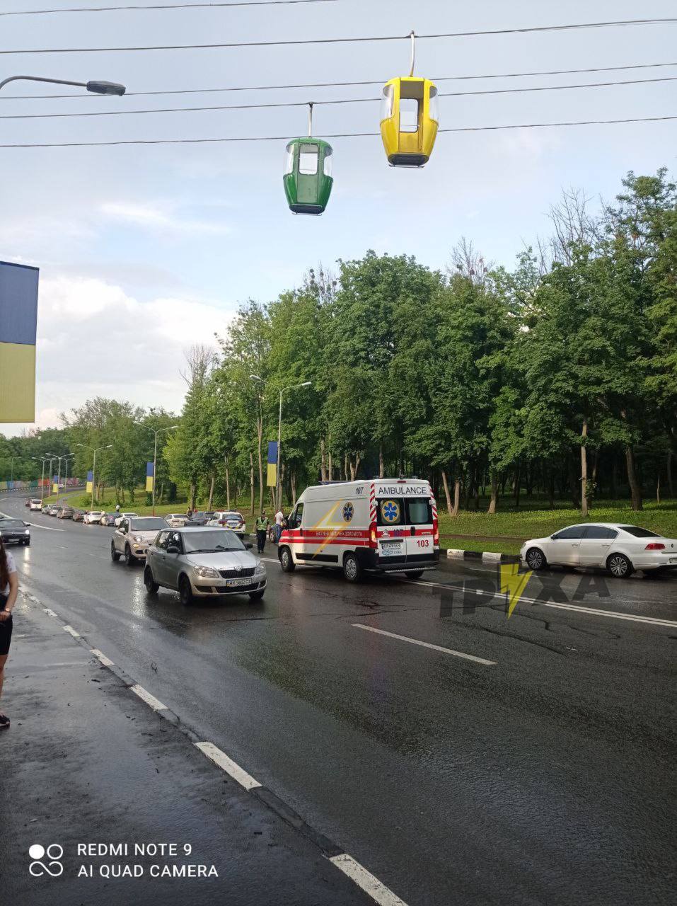 В Харькове парень выпал из кабины канатной дороги и попал под машину