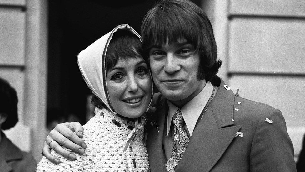 Уна Стаббс и Ники Хенсон сразу после свадьбы в 1969 году
