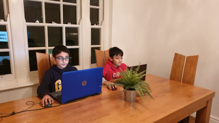 Беньямин Ахмед (слева), 12 лет, со своим братом Юсуфом Ахмедом (справа), 13 лет