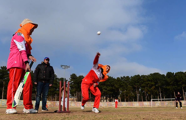 Афганки играют в крикет
