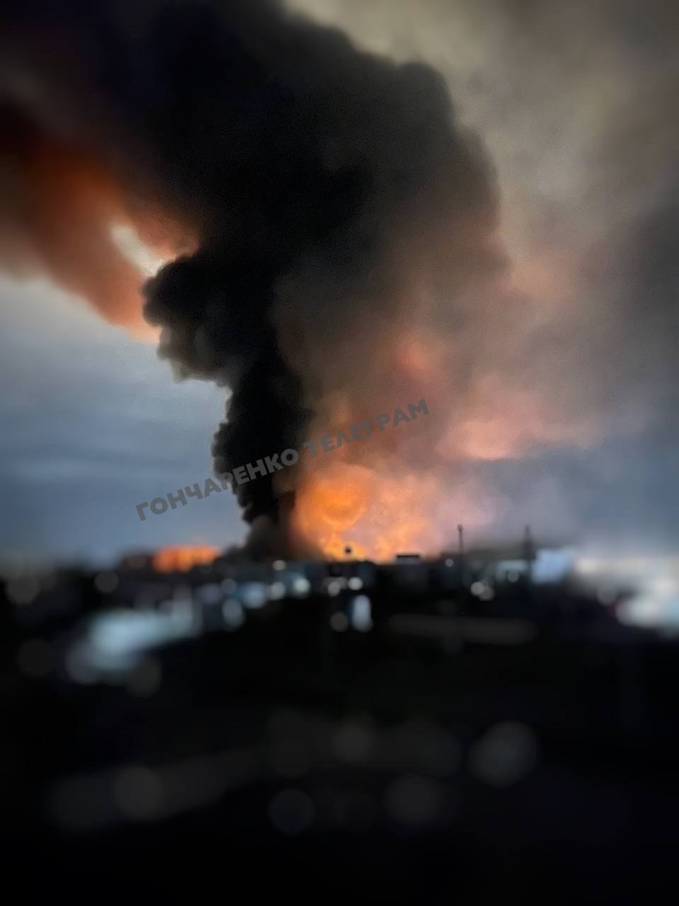 В Одесі після ракетного удару згорів торговий центр, є жертви