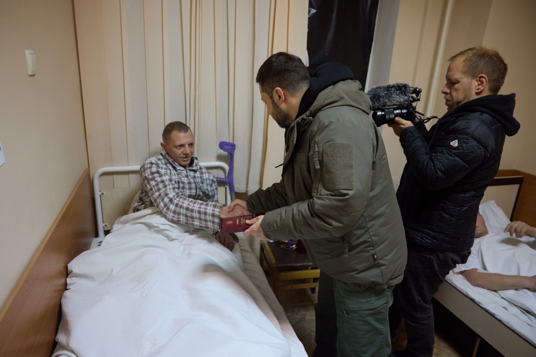Зеленський відвідав госпіталь на Харківщині, де лікують поранених захисників