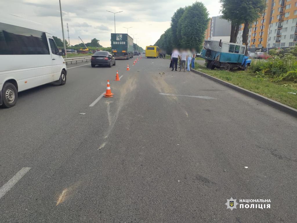 У Вінниці маршрутка врізалась у вантажівку: травмовані 15 людей