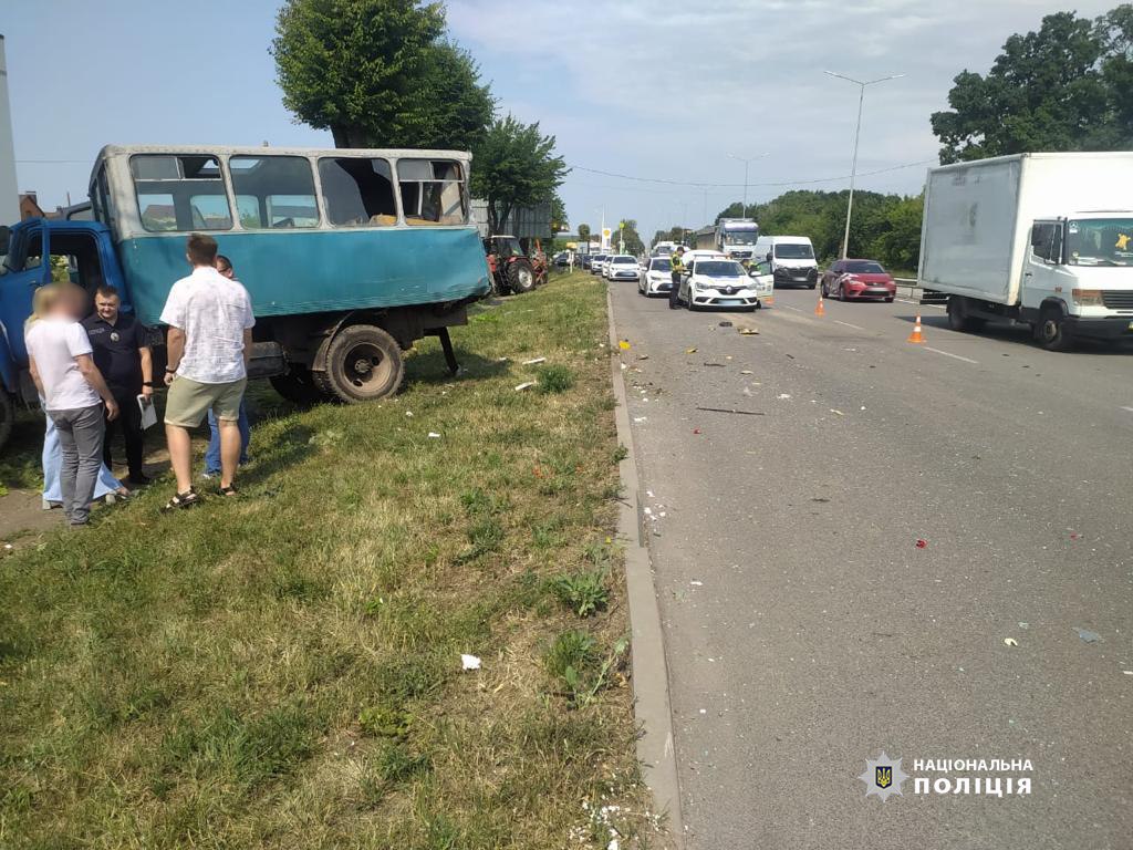 У Вінниці маршрутка врізалась у вантажівку: травмовані 15 людей