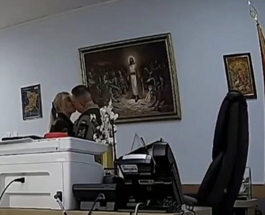 Начальник Рівненського ТЦК йде на фронт через відео, де він цілується з жінками у військовій формі