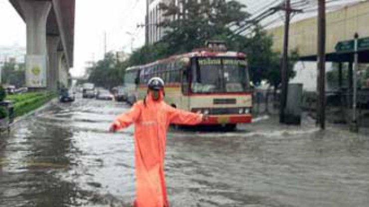 На улицах Бангкока из-за наводнения остановилось движение транспорта