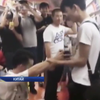 В Китае двое парней обручились в метро
