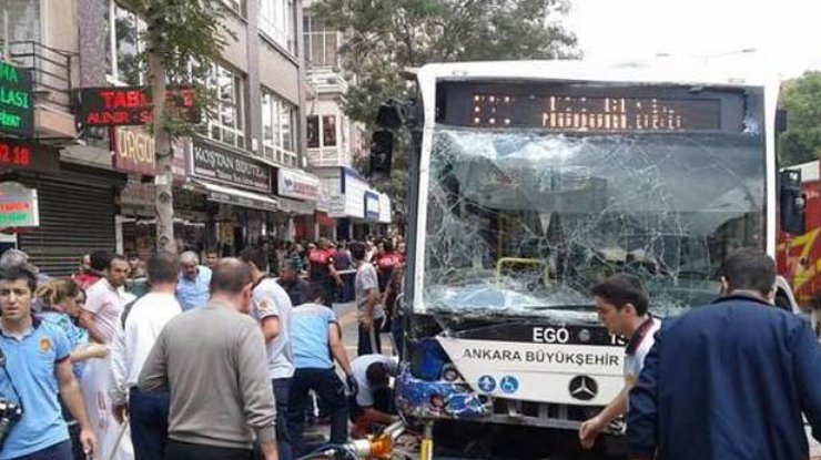 В Анкаре автобус протаранил людей. Фото @aslanavsarbey