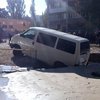 В Киеве микроавтобус провалился в огромную дыру в асфальте (фото)