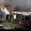 В США парень с ножом станцевал на крыше горящего дома (видео)