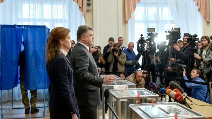 Петр Порошенко выступил с речью после того, как проголосвал с женой. Twitter/poroshenko