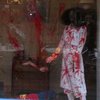 Кафе на Хэллоуин украсили мертвым ребенком в крови (фото)