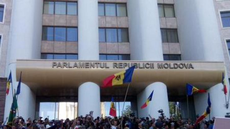 В Кишеневе толпа пошла осаждает парламент
