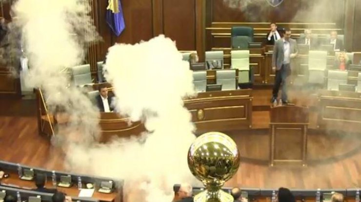 Оппозиция пыталась сорвать работу парламента. Кадр из видео
