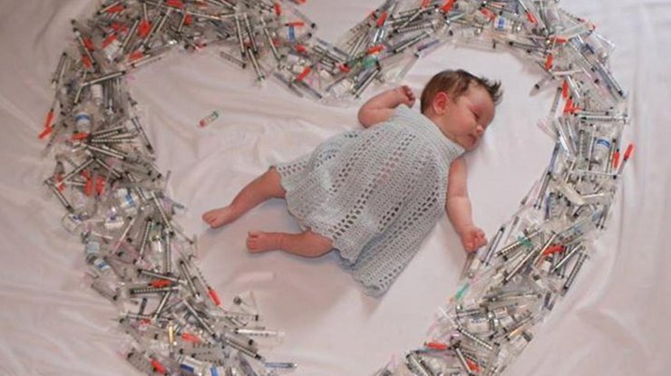 Фото девочки, рожденной благодаря ЭКО оплодотворению, в окружении шприцов. Facebook/HaveABaby