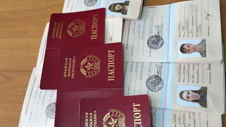 В ЛНР массово отбирают паспорта у боевиков