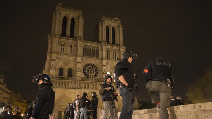Полицейские Парижа после серии ночных терактов