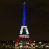 Париж: Эйфелеву башню окрасили в цвета флага Франции 
