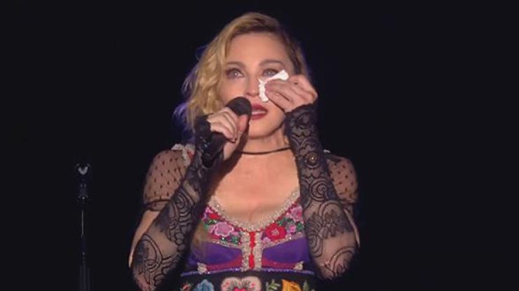 Мадонна спела в память о погибших в Париже. Кадр из видео