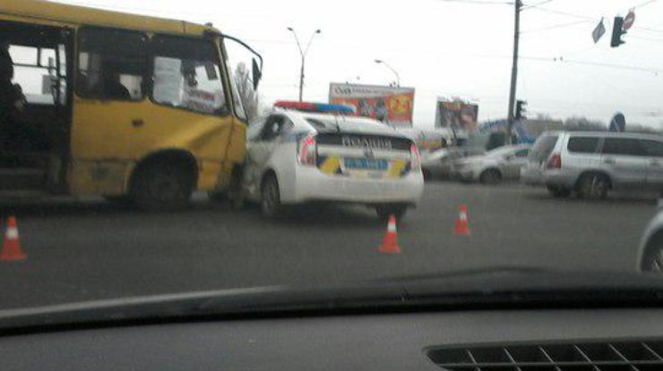В Киеве пассажирский автобус врезался в машину полиции. Фото: vk.com / Василий Бабанин