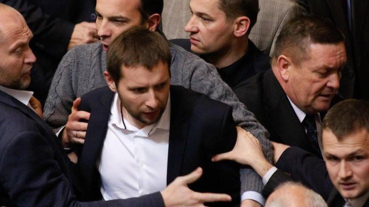 Депутаты отличились массовыми и кровавыми драками в парламенте 