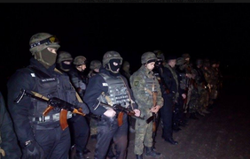 Активистов блокады Крыма штурмует Нацгвардия (фото)