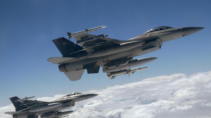 Два истребителя F-16 