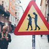 В Финляндии появился дорожный знак "Люди с мобильниками"