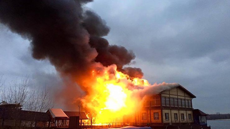 В Киеве горит ресторан на Днепре. Фото facebook.com/KyivNewsFeed