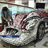 Скульптор створив машину з 25 тисяч мобільних телефонів