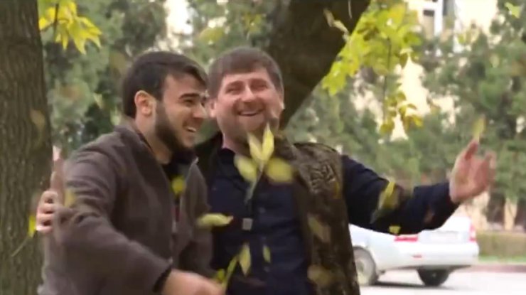 Рамзан Кадыров гуляет в осеннем парке