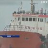 На Сахаліні рятувальники відкачують нафту з пошкодженого танкера 