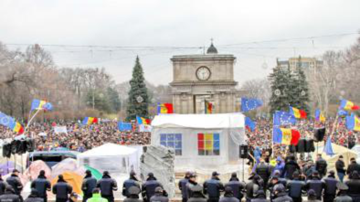Тысячи людей вышли на улицы Кишинева и семи региональных центров с протестами.