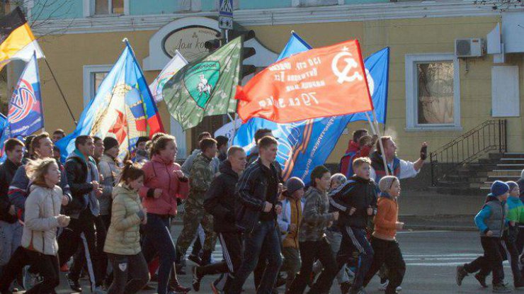 В Луганске детей согнали на "добровольно-принудительный" День Единства. Фото Николая Сидорова