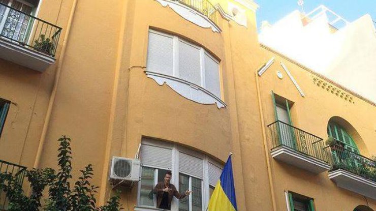 Коноплянка украсил свой дом в Испании флагом Украины
