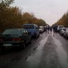 Близ Артемовска сотни машин стоят на блокпостах