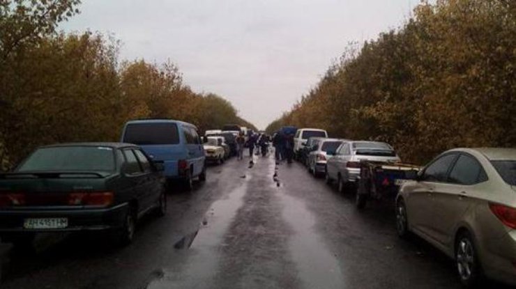 В Донецкой области многокилометровые пробки. Фото donbass.ua