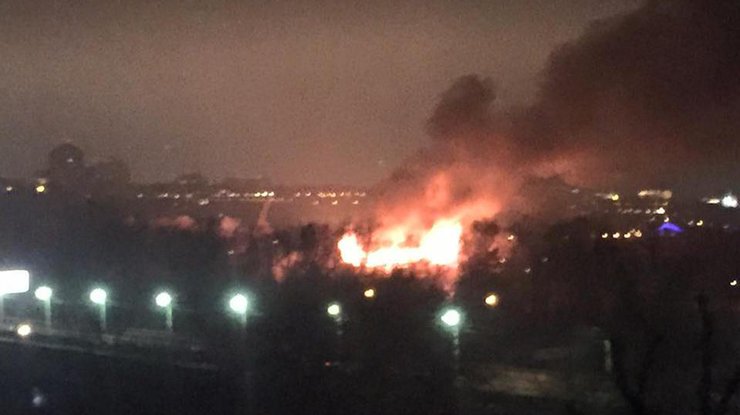 В Киеве горит ресторанные комплекс "Млын"