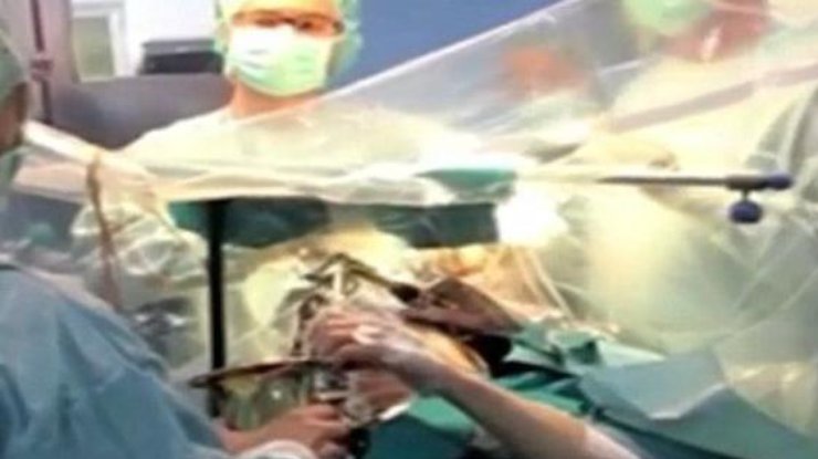 В Испании пациент играл на саксофоне во время операции