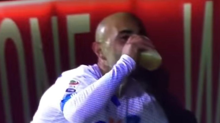 Футболист итальянского клуба отметил пивом забитый гол
