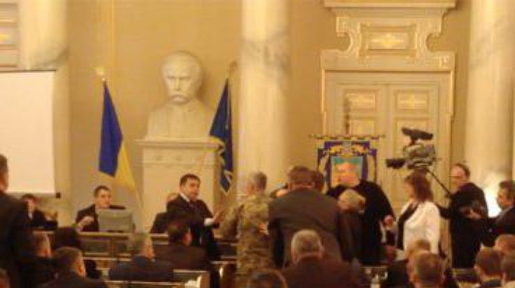 Во Львове депутаты устроили побоище во время заседания