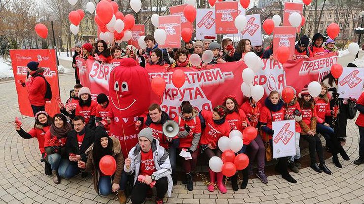 Накануне Дня святого Валентина киевляне отметили День презерватива.Фото "Новое время"