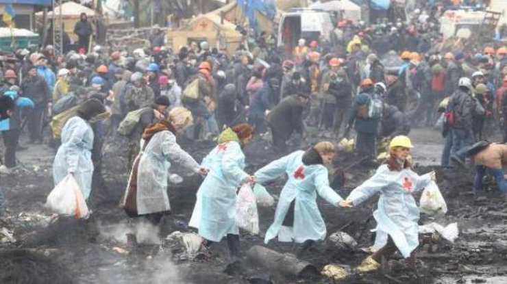 Волонтеры-медики под огнем спасали раненых. Фото Ольга Савчук