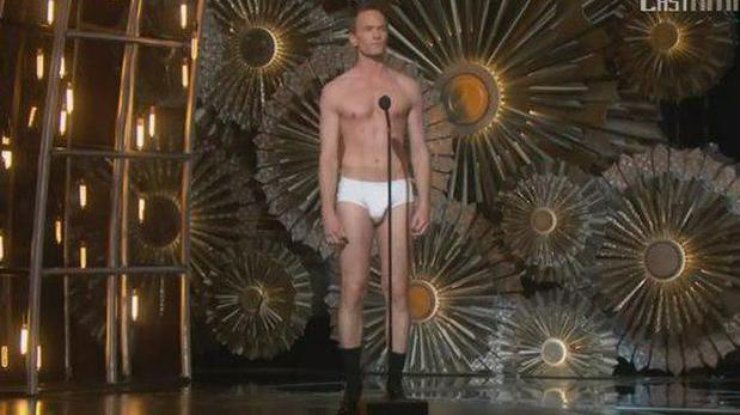 Ведущий "Оскара" шокировал отсутствием наряда. Кадр из трансляции BBS